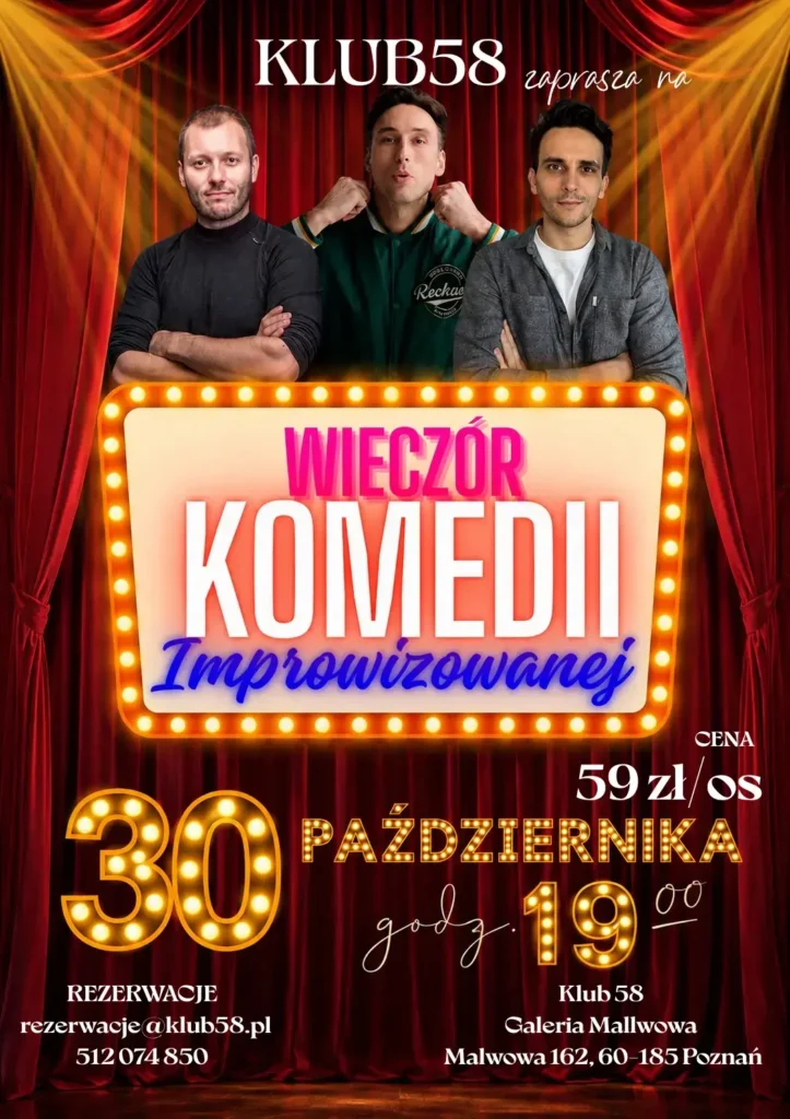 Plakat promujący "Wieczór Komedii Improwizowanej" w Klub58, przedstawiający trzech komików na tle czerwonej kurtyny teatralnej. Na środku widnieje stylizowany na retro, świecący szyld z nazwą wydarzenia, a poniżej znajdują się informacje organizacyjne: data 30 października o godz. 19:00, cena 59 zł/os. Na dole umieszczono dane do rezerwacji oraz adres lokalu w Galerii Mallwowej przy ul. Malwowej 162 w Poznaniu.