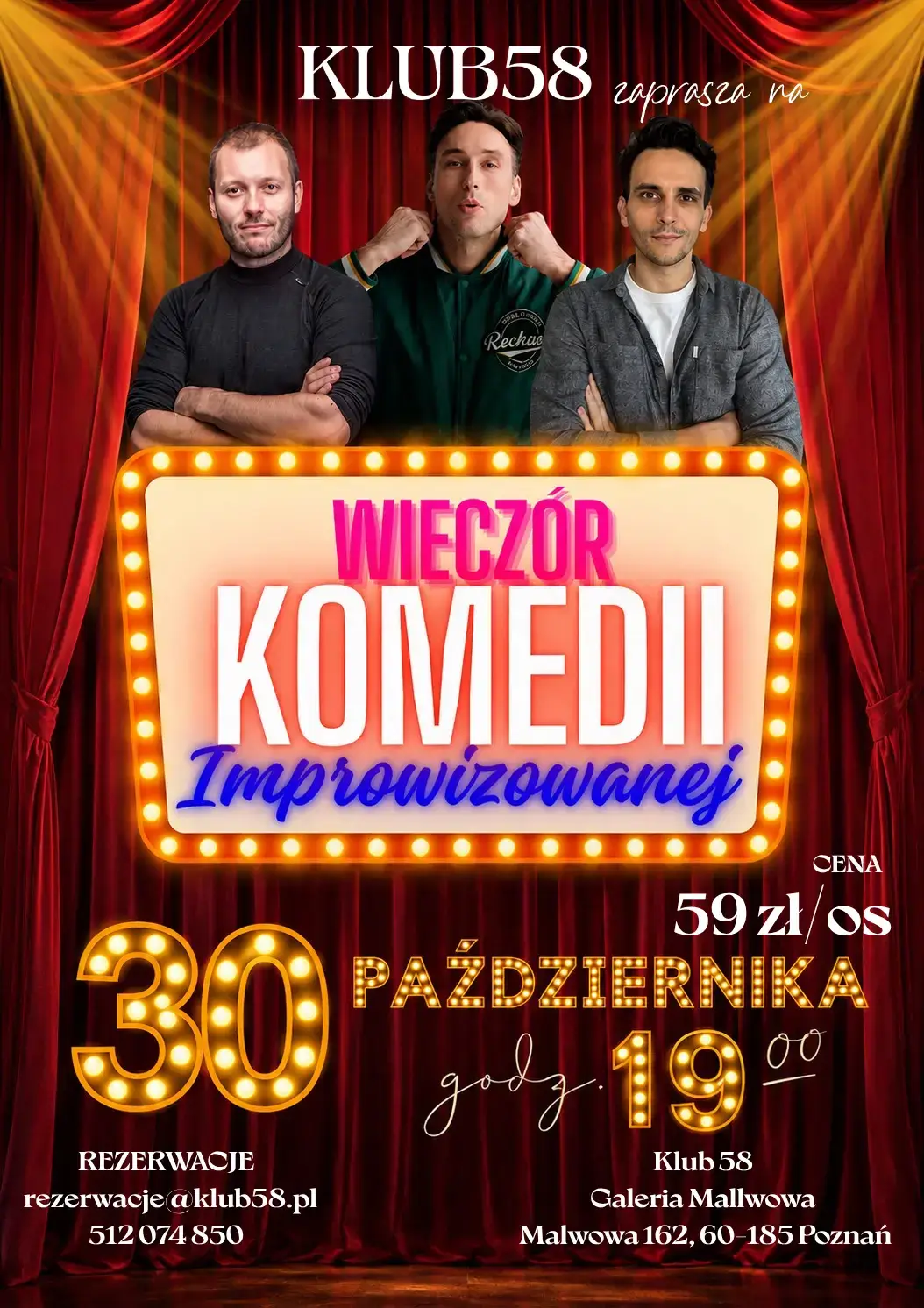 Plakat promujący "Wieczór Komedii Improwizowanej" w Klub58, przedstawiający trzech komików na tle czerwonej kurtyny teatralnej. Na środku widnieje stylizowany na retro, świecący szyld z nazwą wydarzenia, a poniżej znajdują się informacje organizacyjne: data 30 października o godz. 19:00, cena 59 zł/os. Na dole umieszczono dane do rezerwacji oraz adres lokalu w Galerii Mallwowej przy ul. Malwowej 162 w Poznaniu.