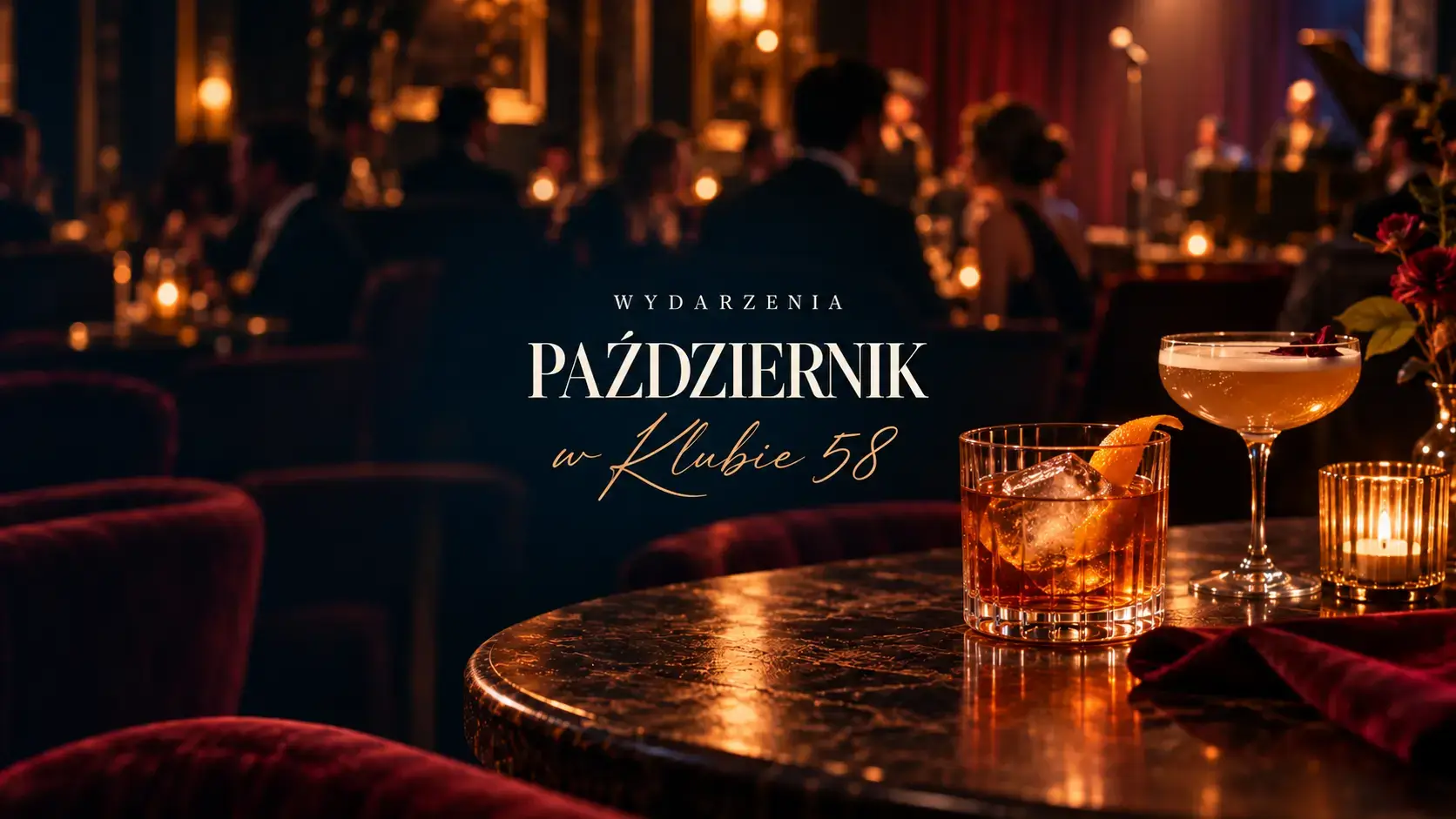 Grafika zapowiadająca wydarzenia na październik w Klubie 58, z napisem "WYDARZENIA PAŹDZIERNIK w Klubie 58". Na pierwszym planie na eleganckim blacie stoją dwa koktajle oraz świeca, a w tle widać nastrojowo oświetloną, rozmytą salę z gośćmi i sceną.